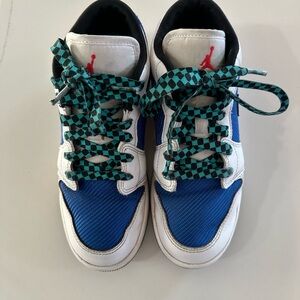 Nike Air Jordan 1 Low SE Big Kids' Shoes size 4.5 royal blue Jade
